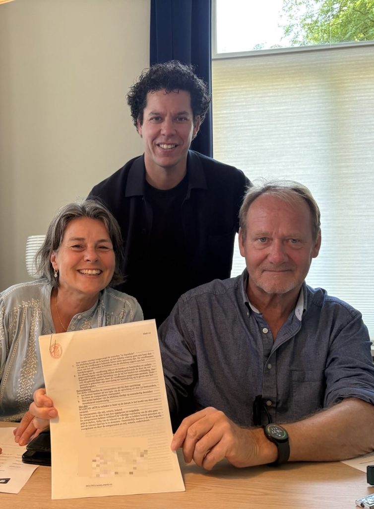 bestuur met ondertekende akte